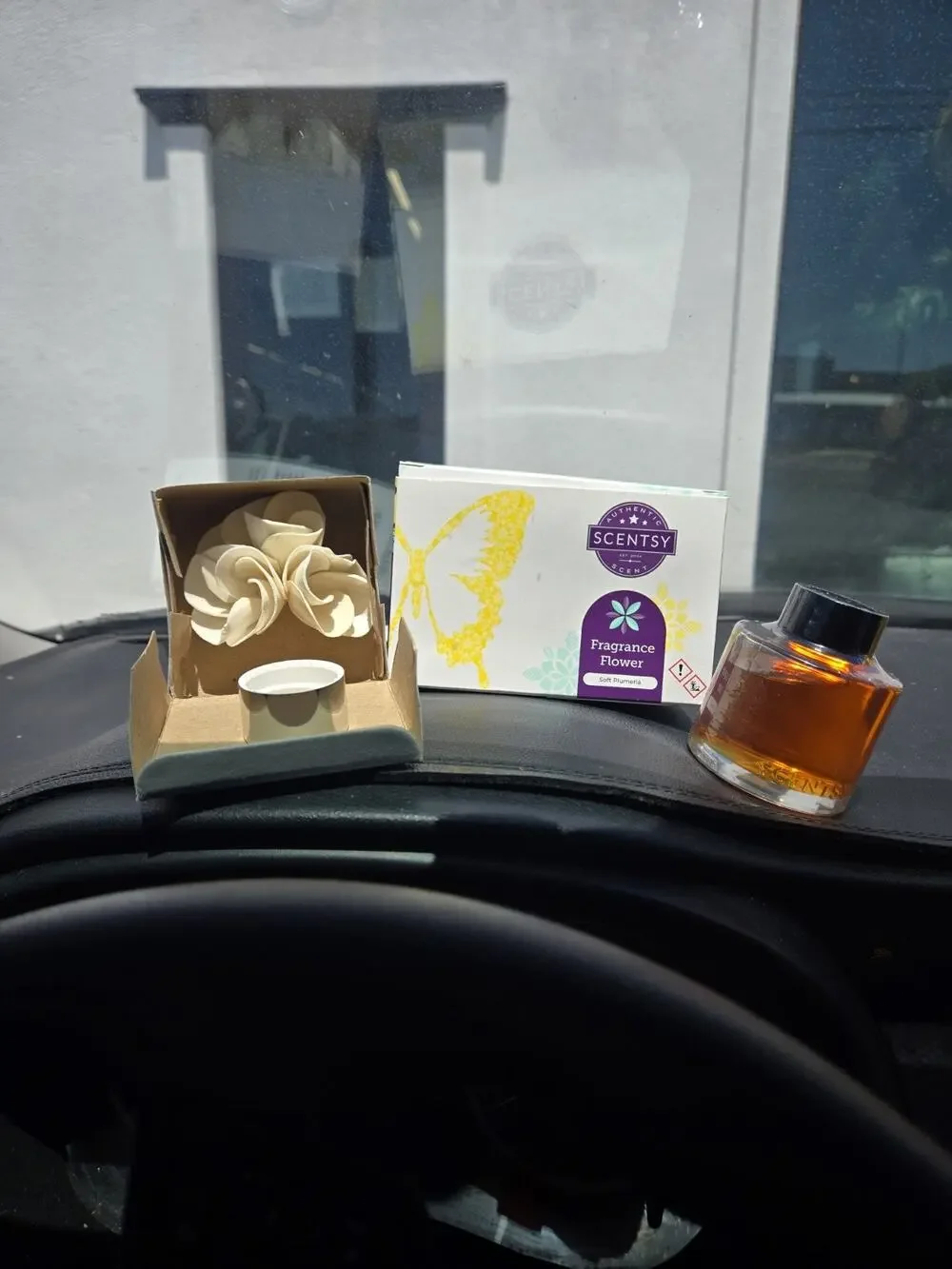 Scentsy Fragrance Flower Scented Oil Diffuser Soft Plumeria NEW IN BOX